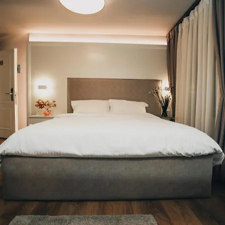 Hotel Romeo *